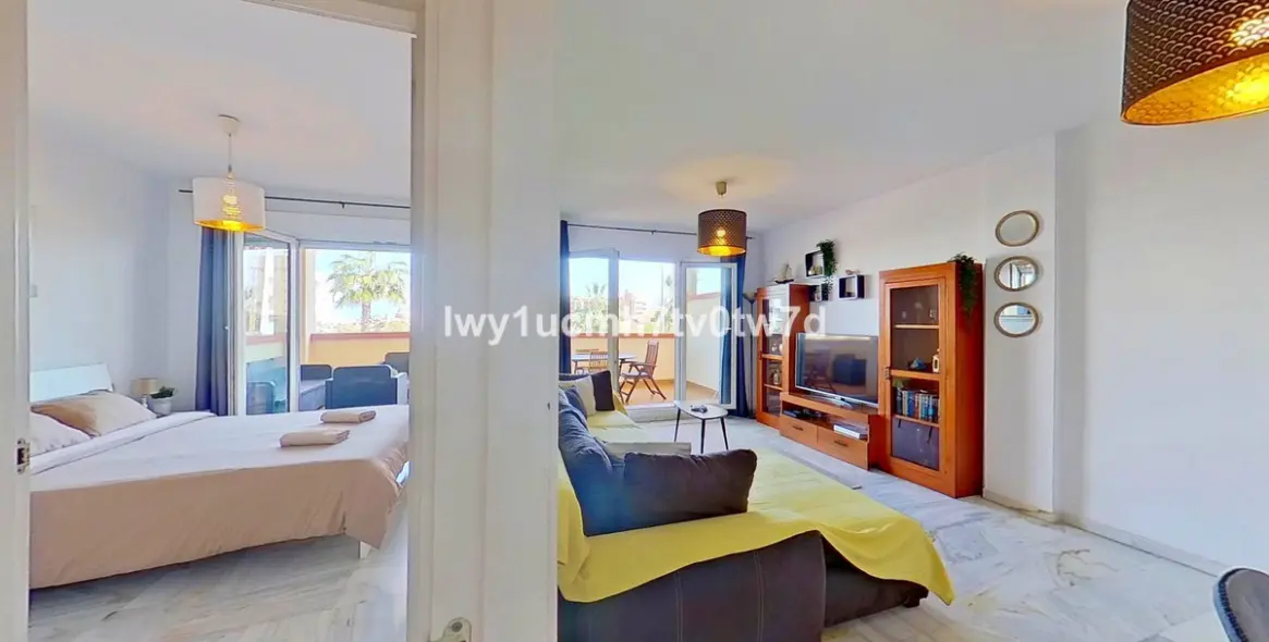 Sale of middle floor apartment in Torrequebrada 14