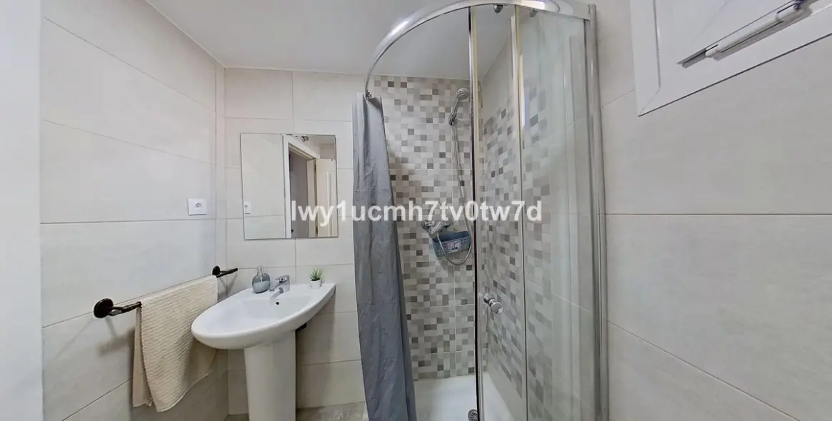 Sale of middle floor apartment in Torrequebrada 18