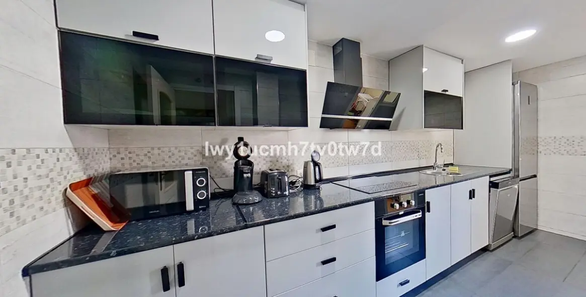 Sale of middle floor apartment in Torrequebrada 19