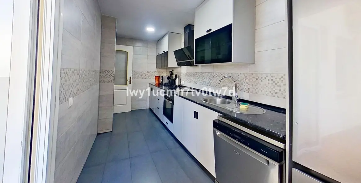 Продажа апартаментов на среднем этаже в Torrequebrada 22