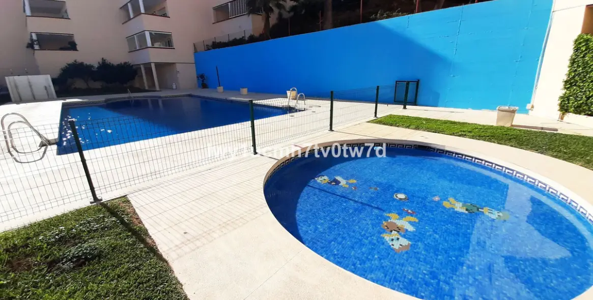 Продажа апартаментов на среднем этаже в Torrequebrada 41