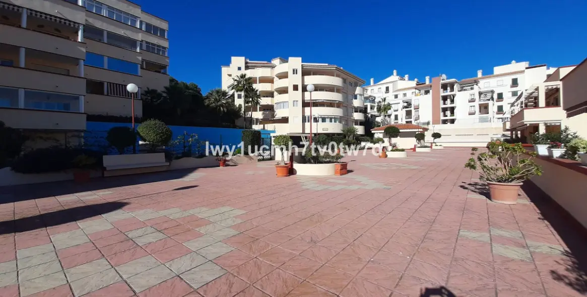 Продажа апартаментов на среднем этаже в Torrequebrada 43