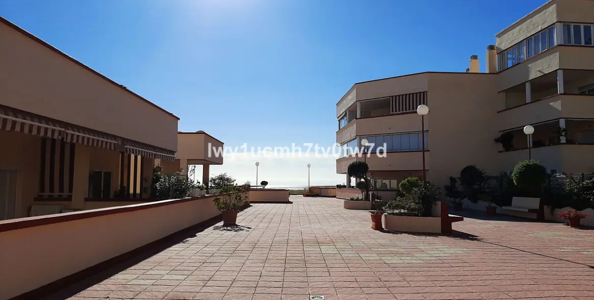 Продажа апартаментов на среднем этаже в Torrequebrada 44