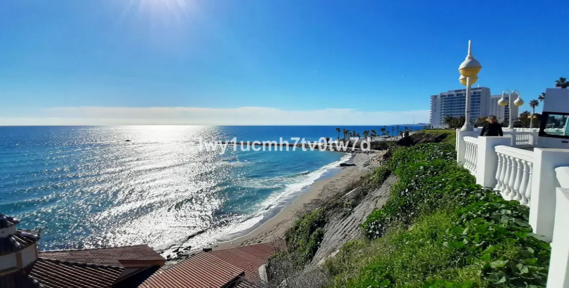 Продажа апартаментов на среднем этаже в Torrequebrada 51