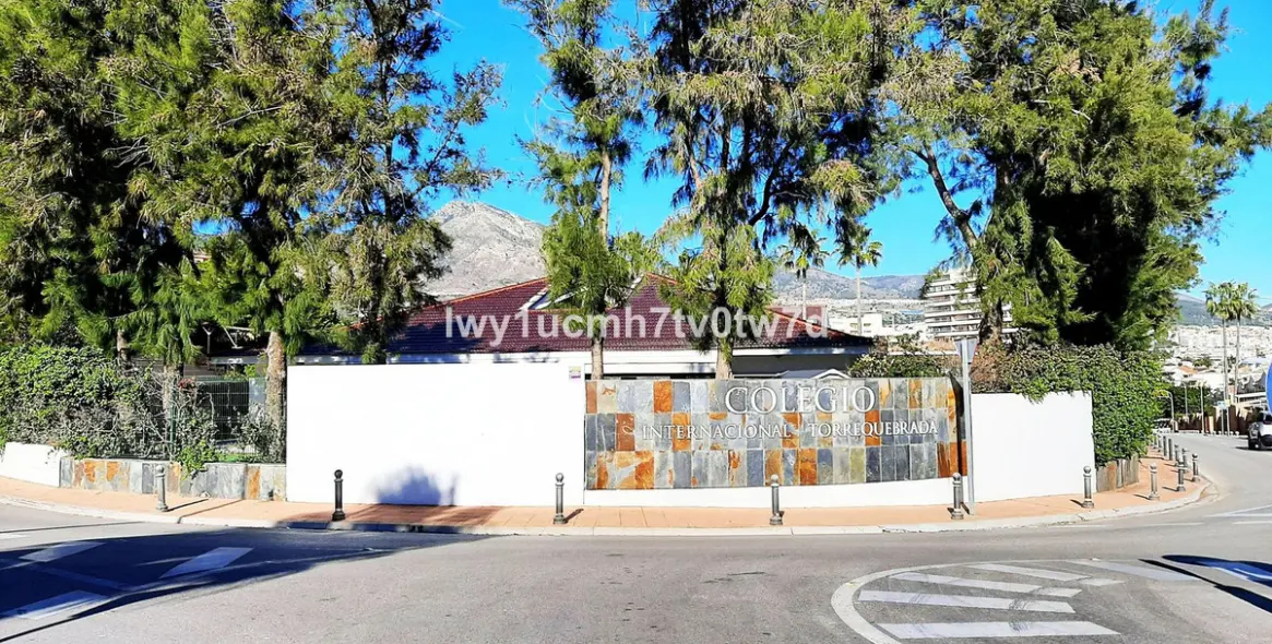 Продажа апартаментов на среднем этаже в Torrequebrada 53