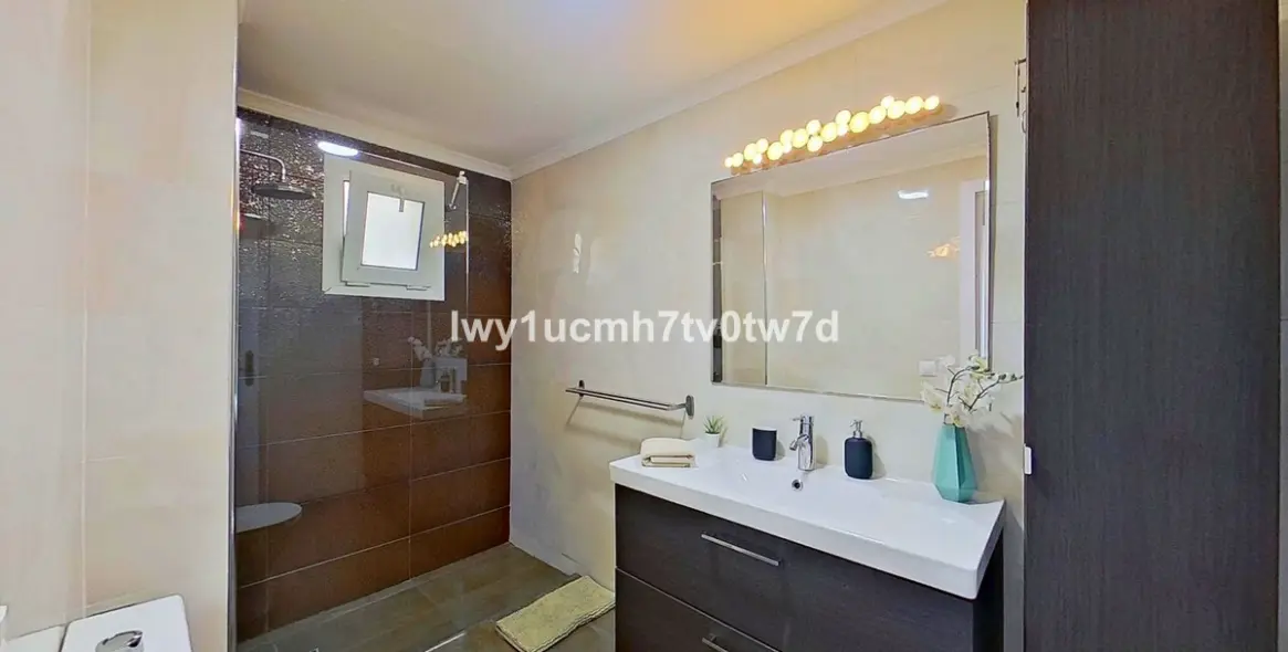 Продажа апартаментов на среднем этаже в Torrequebrada 60