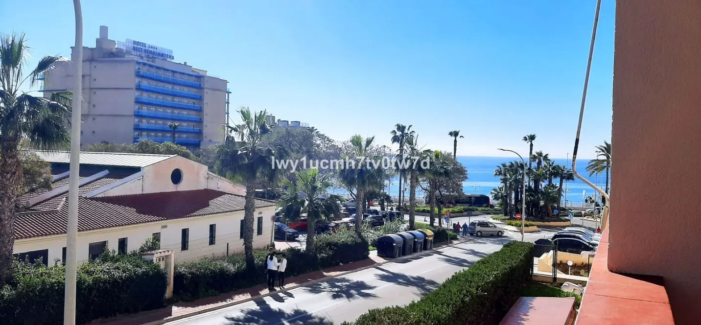 Venta de apartamento en planta media en Torrequebrada 2