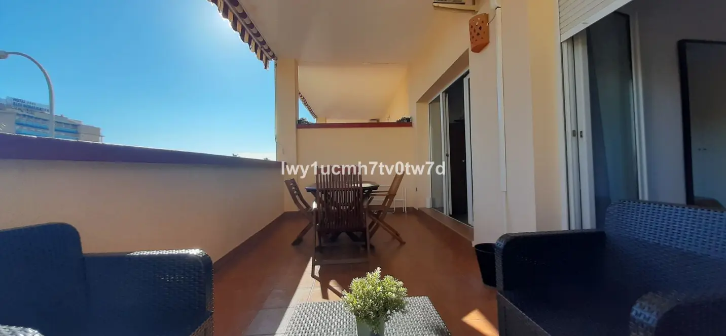 Venta de apartamento en planta media en Torrequebrada 4