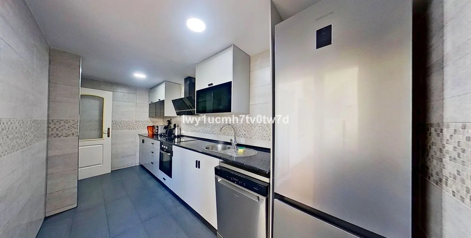 Sale of middle floor apartment in Torrequebrada 24