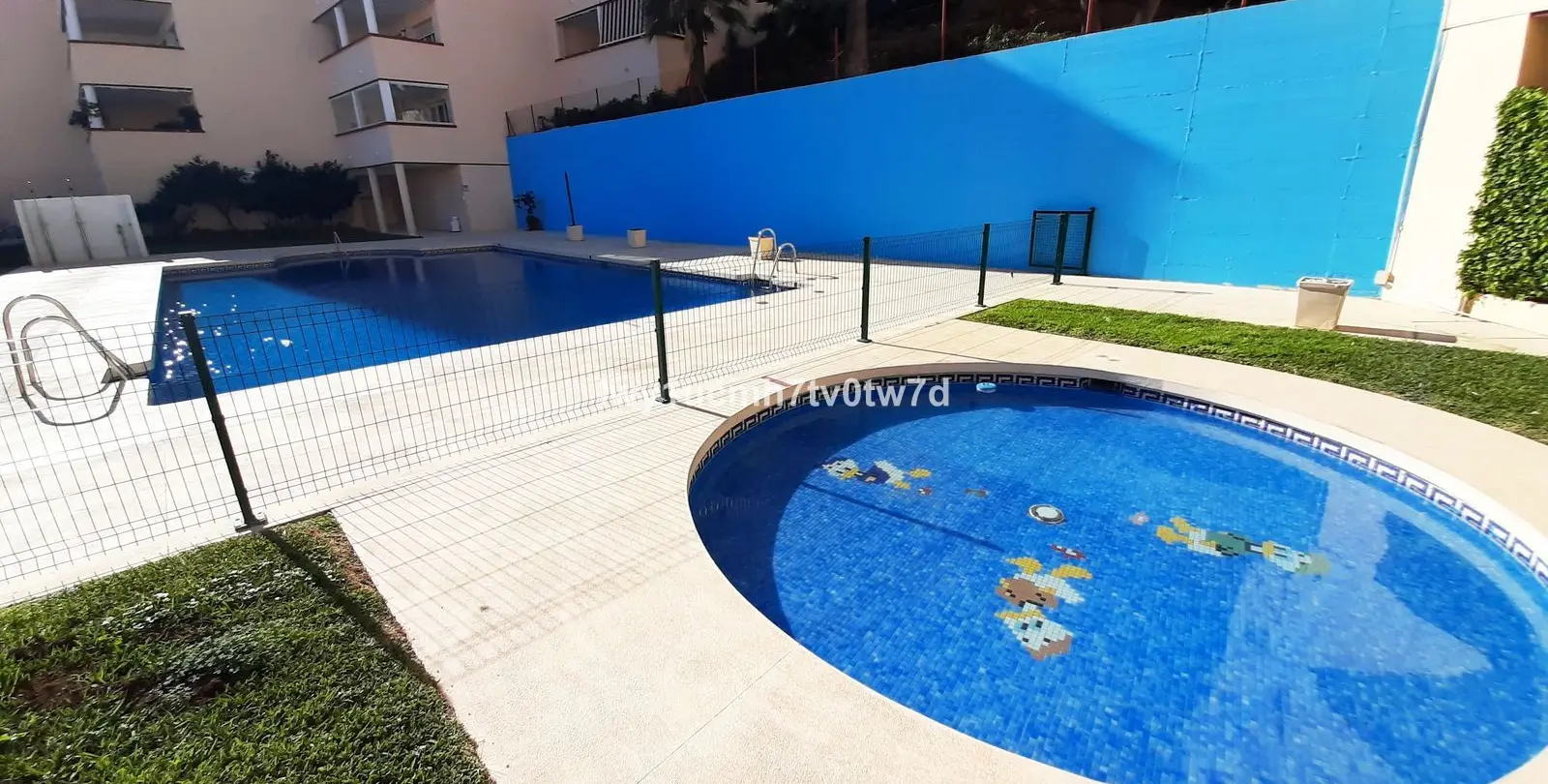 Sale of middle floor apartment in Torrequebrada 41