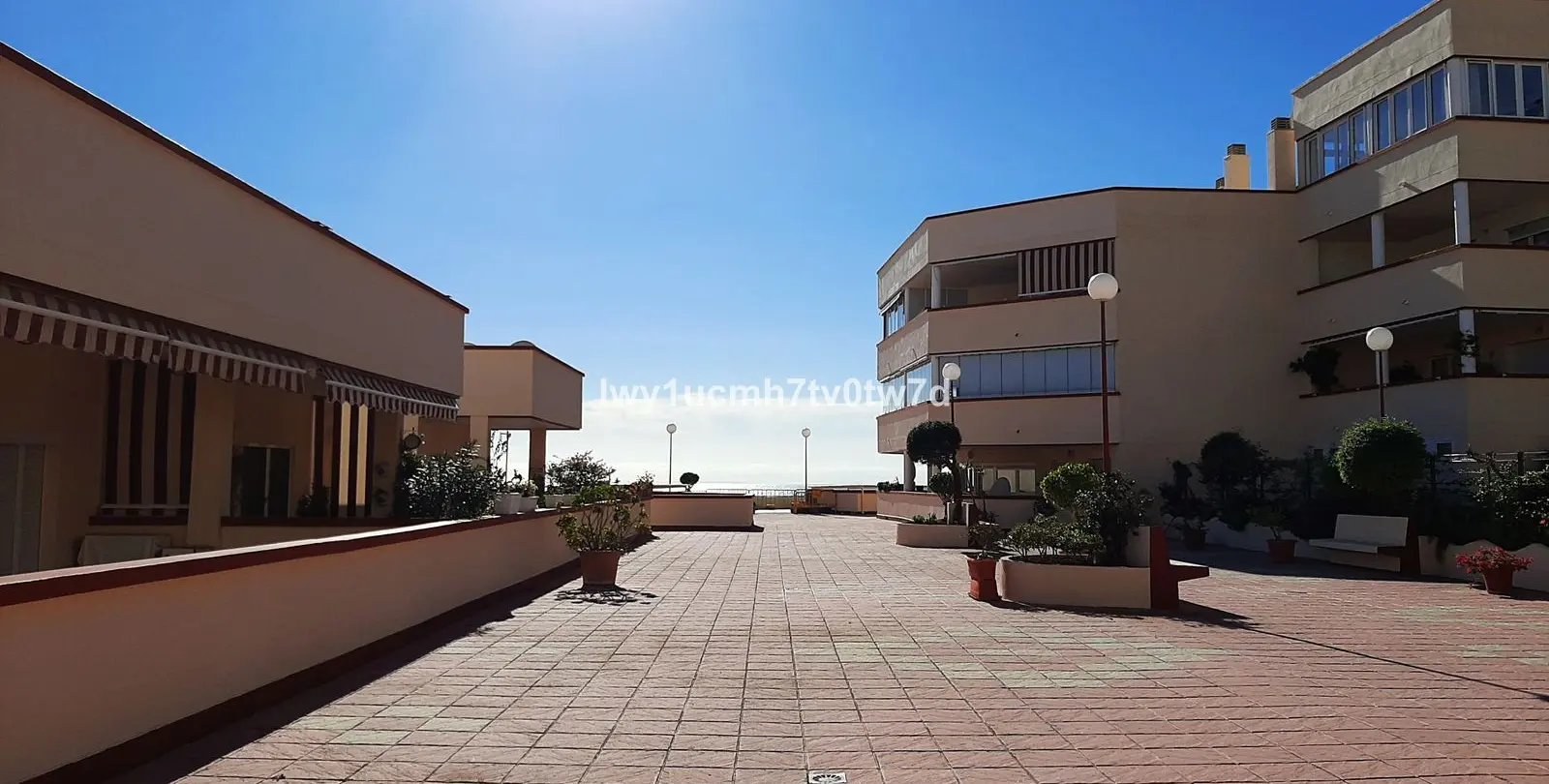 Sale of middle floor apartment in Torrequebrada 44