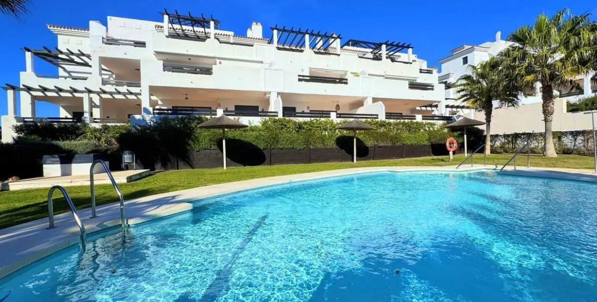 Sale of middle floor apartment in Casares Playa 1