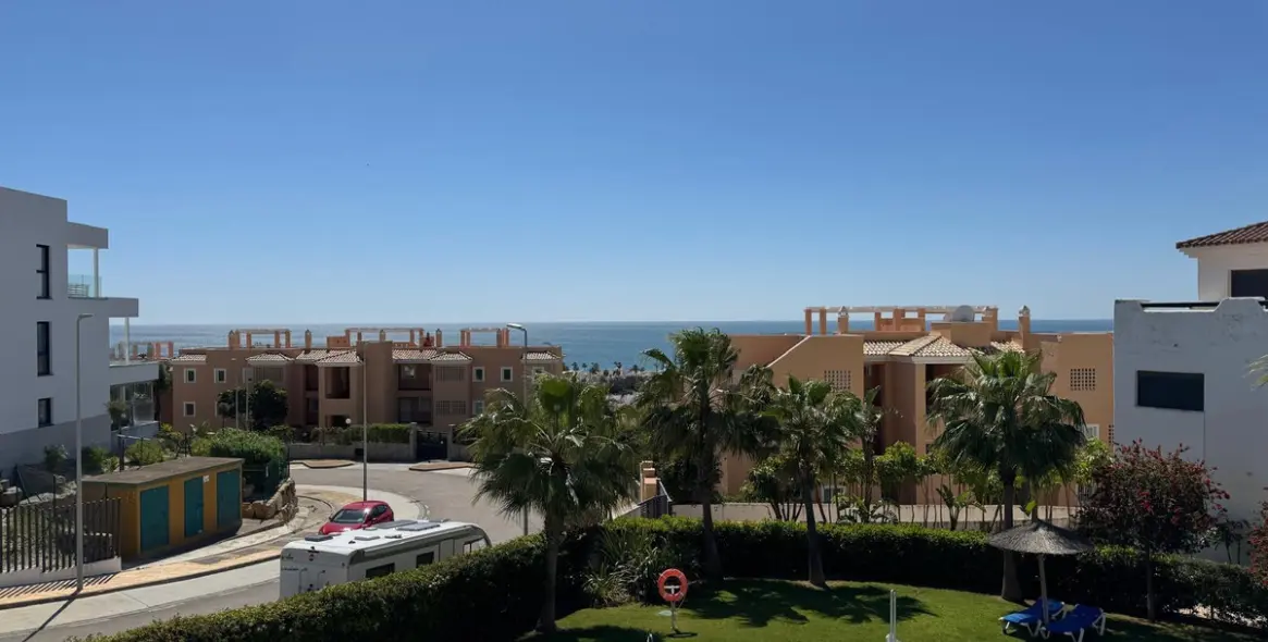 Sale of middle floor apartment in Casares Playa 3