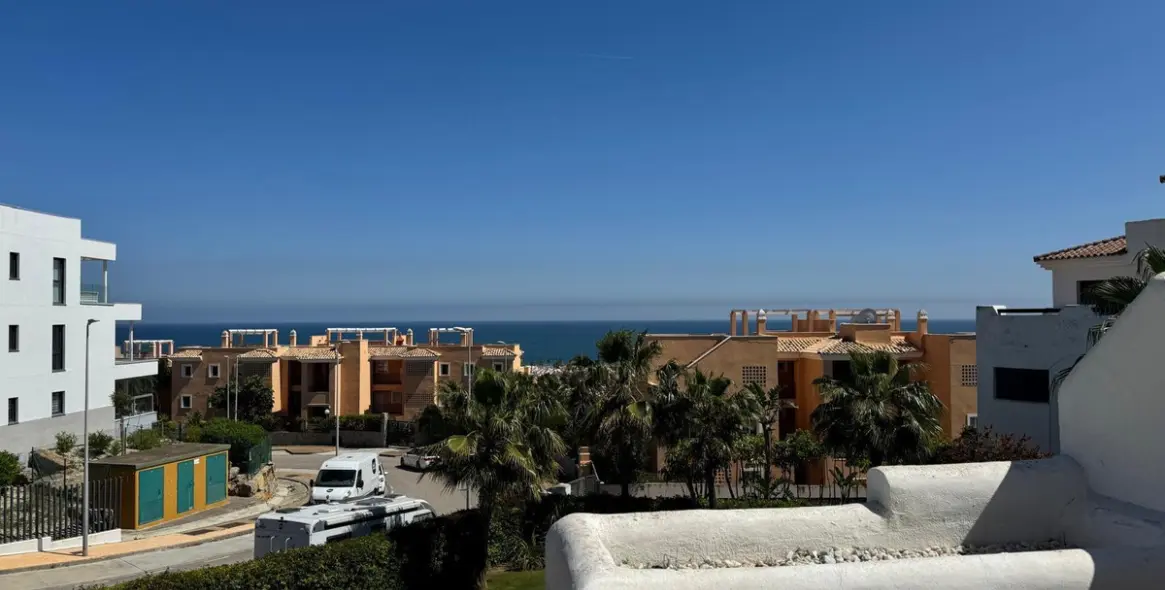 Sale of middle floor apartment in Casares Playa 4
