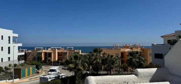 Sale of middle floor apartment in Casares Playa 3
