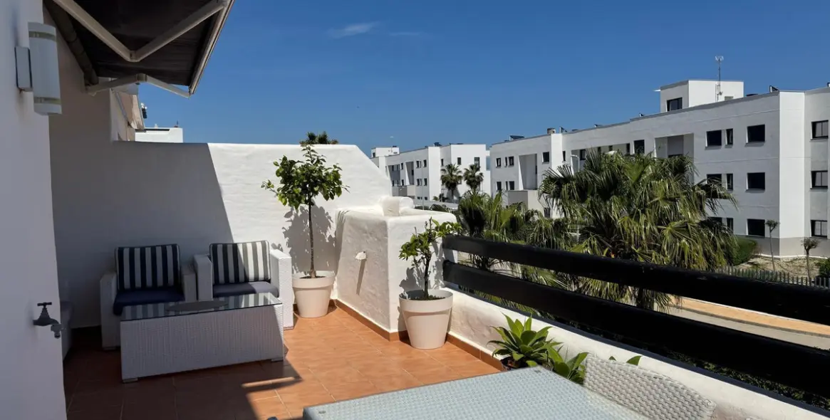 Sale of middle floor apartment in Casares Playa 9