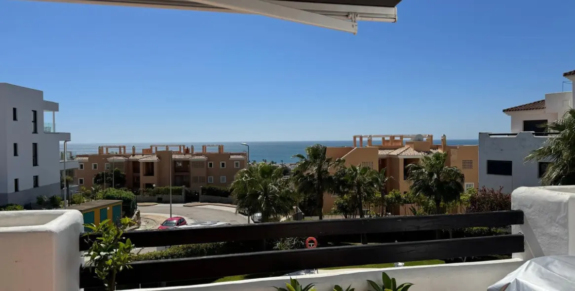 Sale of middle floor apartment in Casares Playa 10