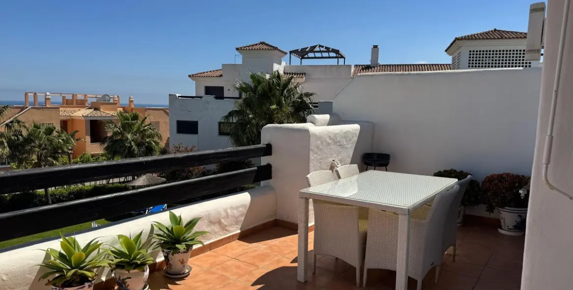 Sale of middle floor apartment in Casares Playa 11
