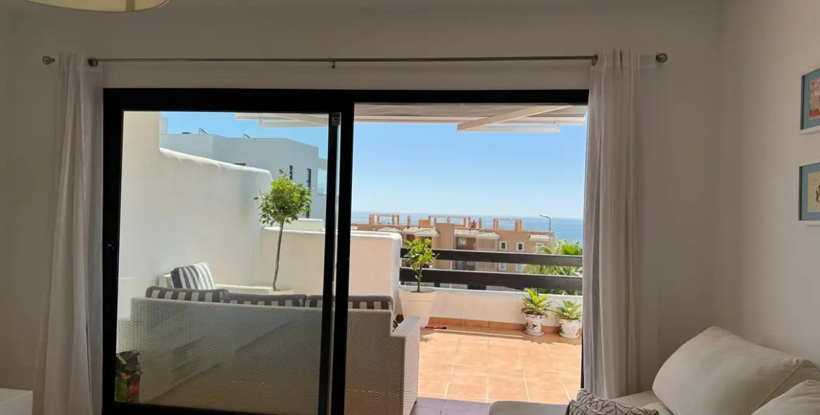 Sale of middle floor apartment in Casares Playa 18