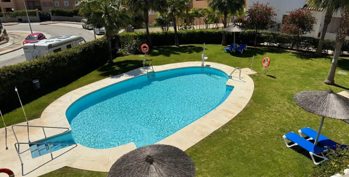 Sale of middle floor apartment in Casares Playa 43