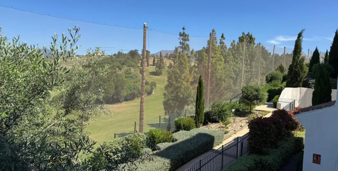 Sale of middle floor apartment in Casares Playa 45