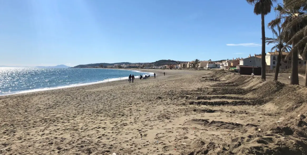 Sale of middle floor apartment in Casares Playa 48