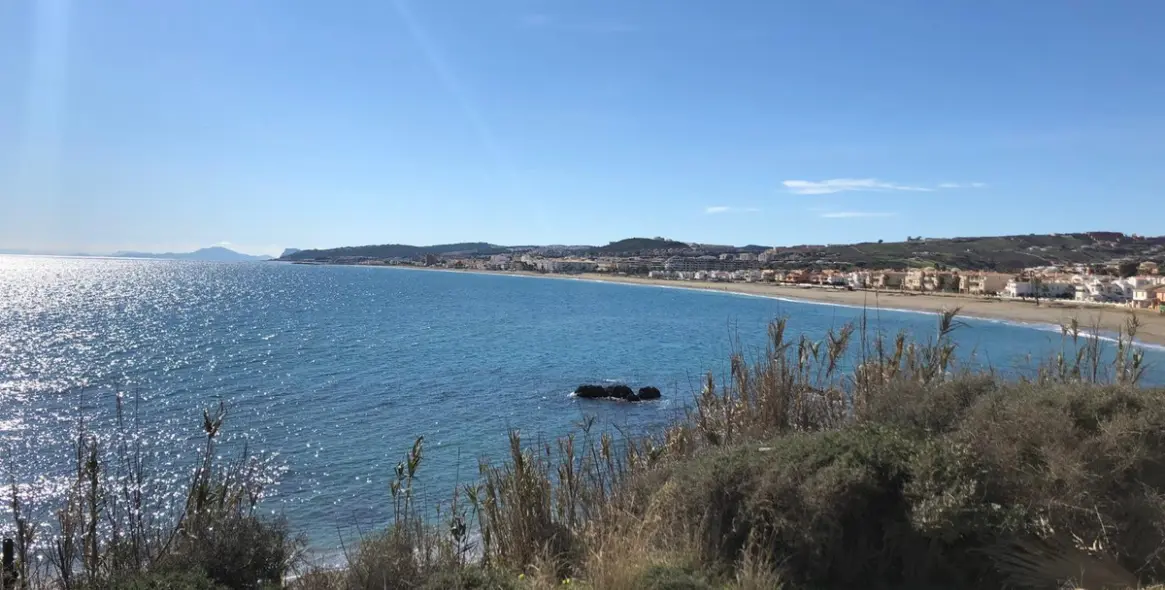 Sale of middle floor apartment in Casares Playa 50