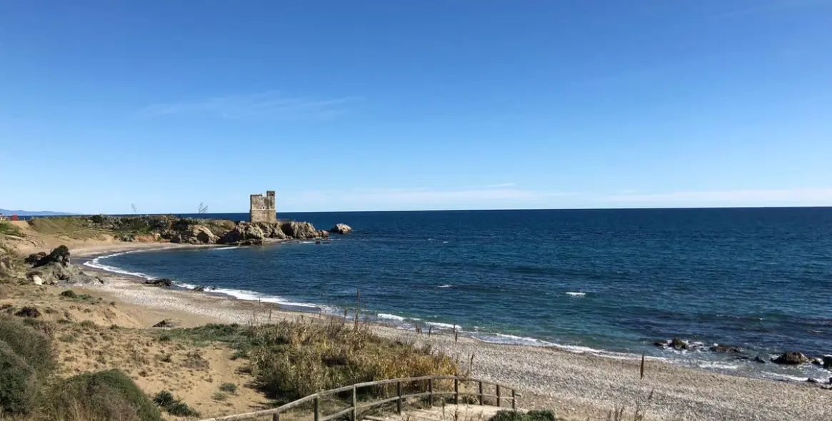 Sale of middle floor apartment in Casares Playa 51