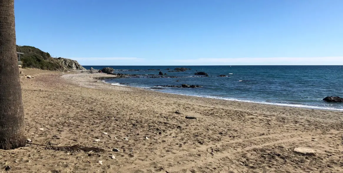 Sale of middle floor apartment in Casares Playa 52