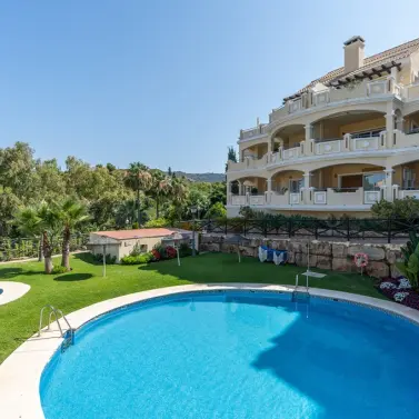 Sale of middle floor apartment in Elviria