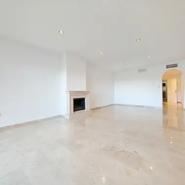 Sale of middle floor apartment in Elviria