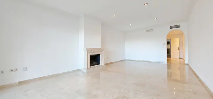 Sale of middle floor apartment in Elviria 1