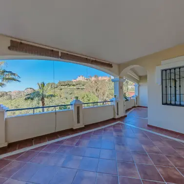 Sale of middle floor apartment in Elviria