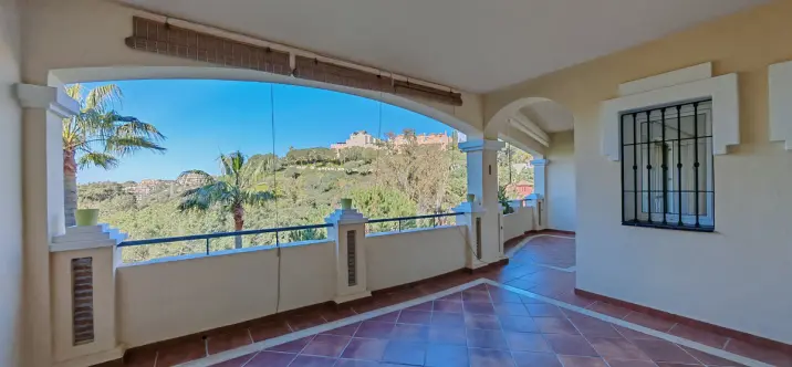Sale of middle floor apartment in Elviria 2