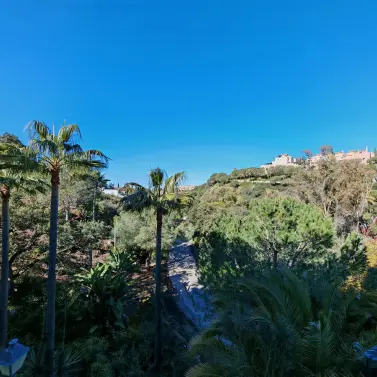 Sale of middle floor apartment in Elviria