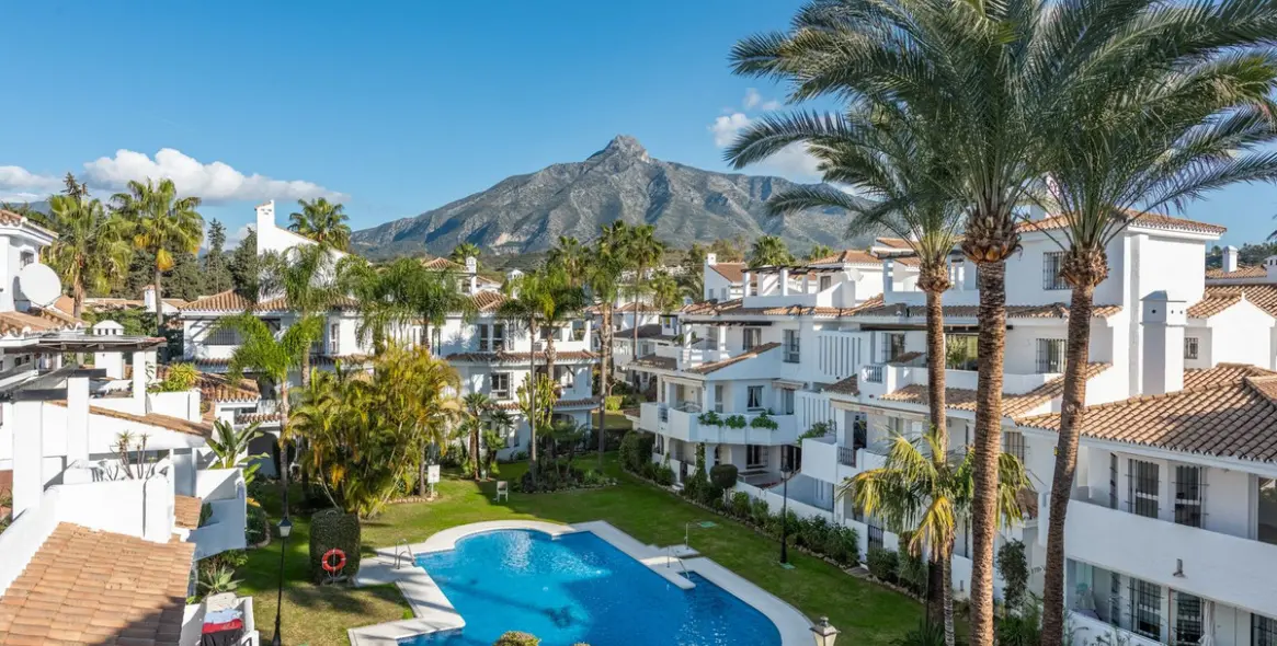 Продажа двухуровневого пентхауса в Nueva Andalucía 1