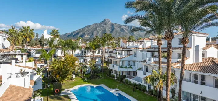 Продажа двухуровневого пентхауса в Nueva Andalucía 0