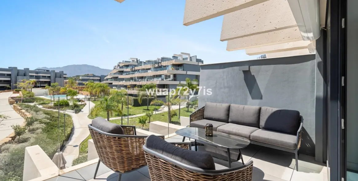 Sale of middle floor apartment in Estepona 1