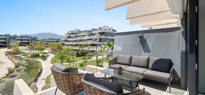 Venta de apartamento en planta media en Estepona 0