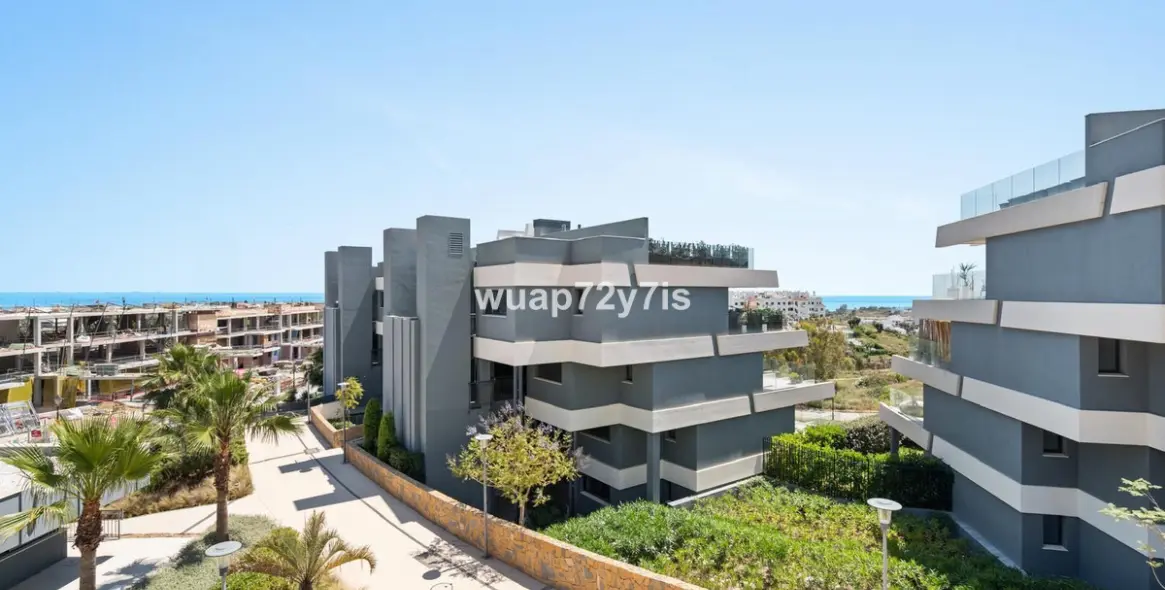 Sale of middle floor apartment in Estepona 2