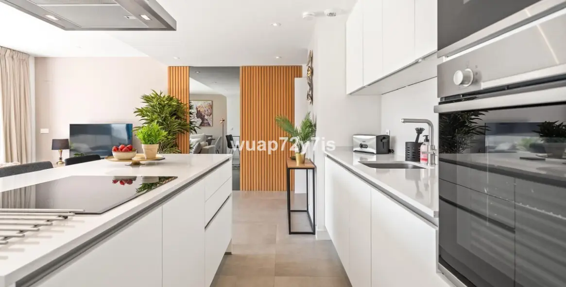 Sale of middle floor apartment in Estepona 3