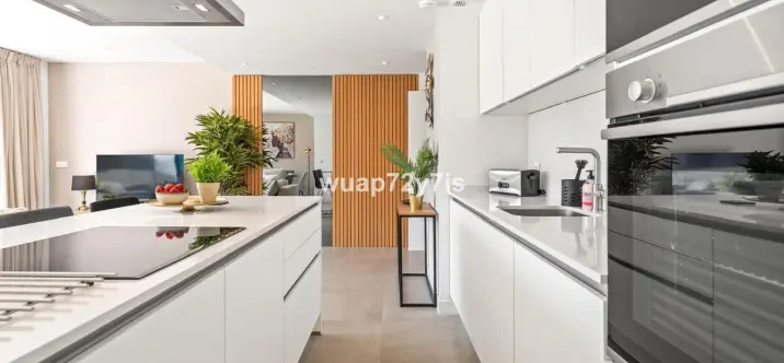 Venta de apartamento en planta media en Estepona 2