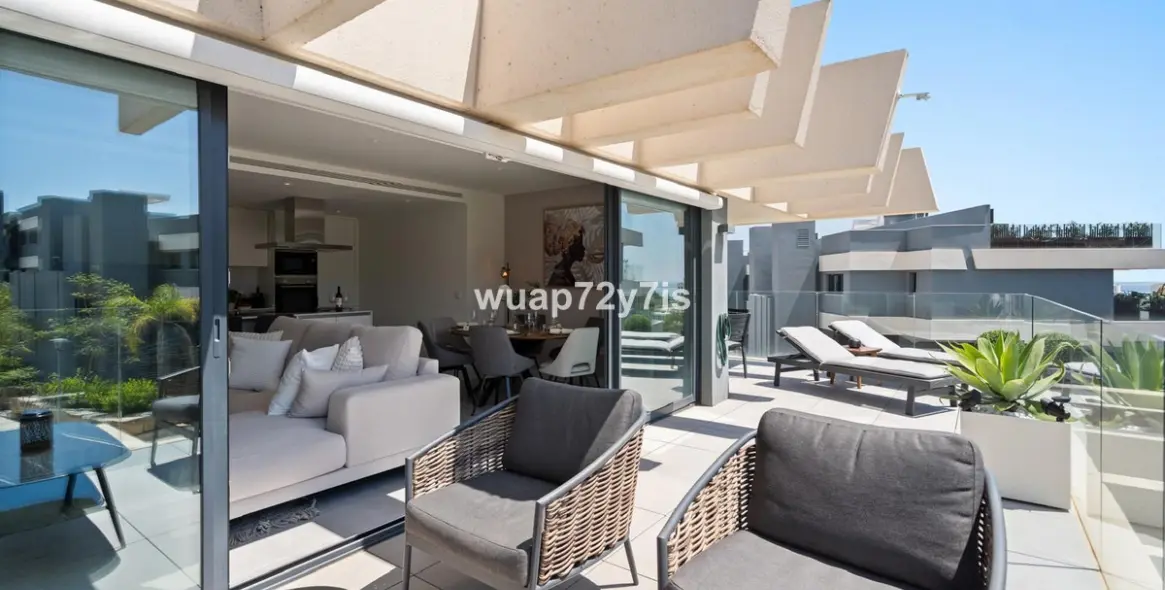 Sale of middle floor apartment in Estepona 10