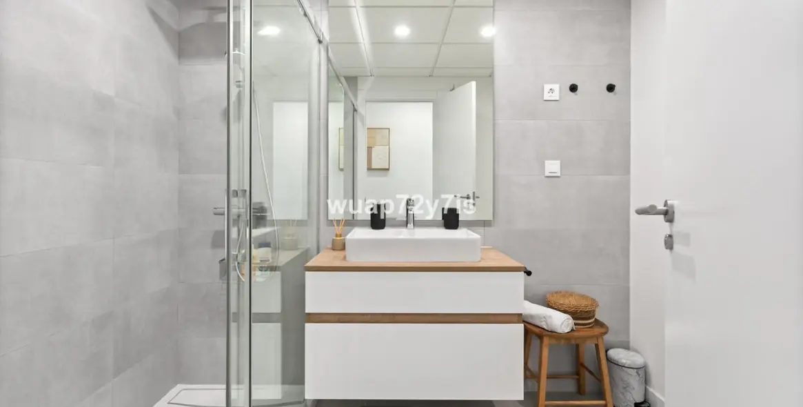 Sale of middle floor apartment in Estepona 13