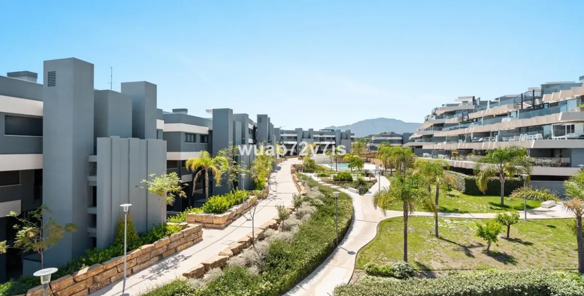 Sale of middle floor apartment in Estepona 19