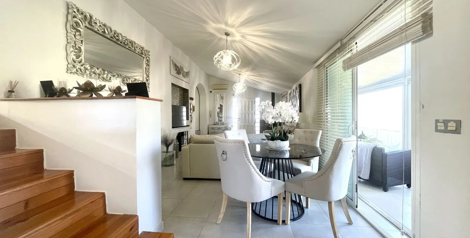 Sale of detached villa in Cerros del Aguila 15