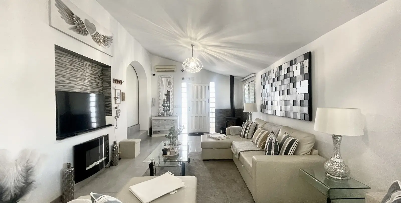Sale of detached villa in Cerros del Aguila 30