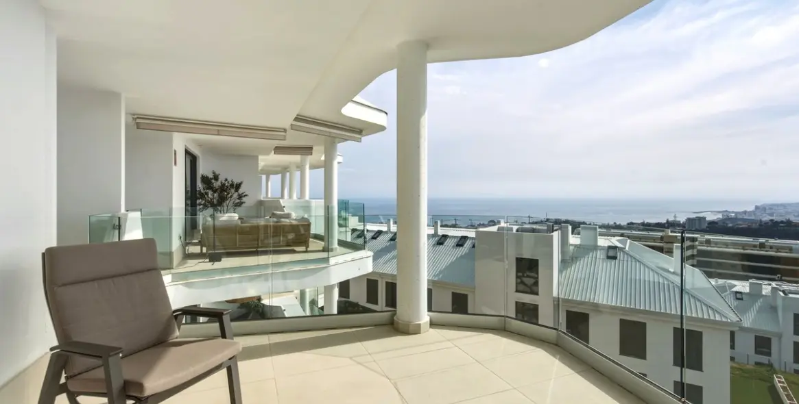 Sale of middle floor apartment in Higueron 1