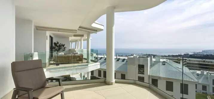 Sale of middle floor apartment in Higueron 0