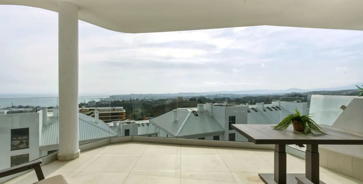 Sale of middle floor apartment in Higueron 6